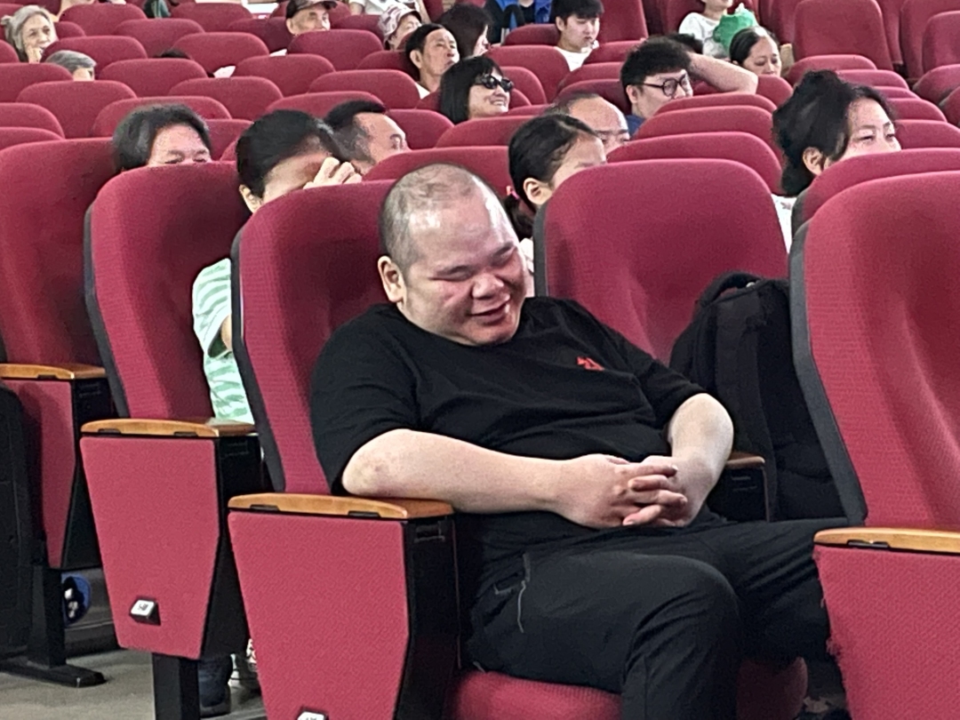 视障者李嘉文被电影里的拌嘴剧情逗笑