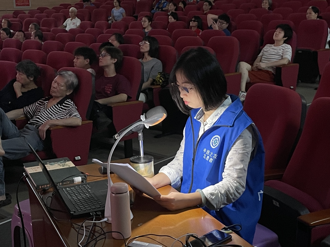 黑暗中,无障碍电影口述志愿者在讲解