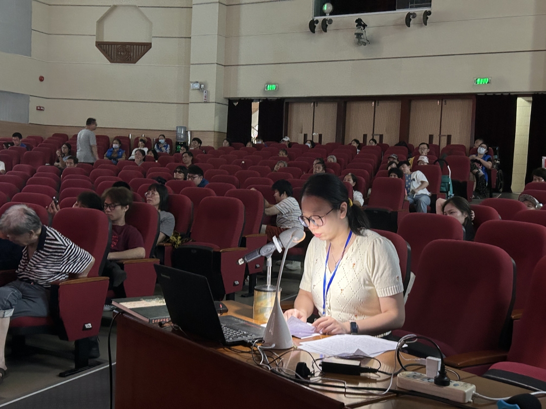 黑暗中,无障碍电影口述志愿者在讲解