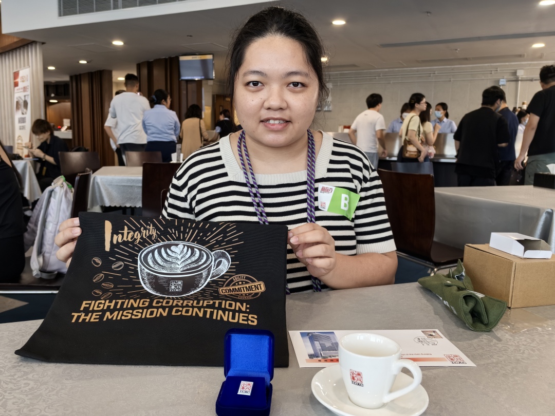 來自佛山的廖女士展示廉署紀念品