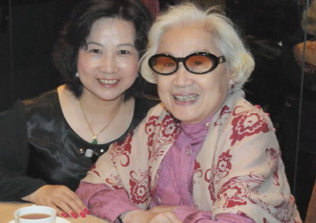 图右是红线女,图左是郭凤女。