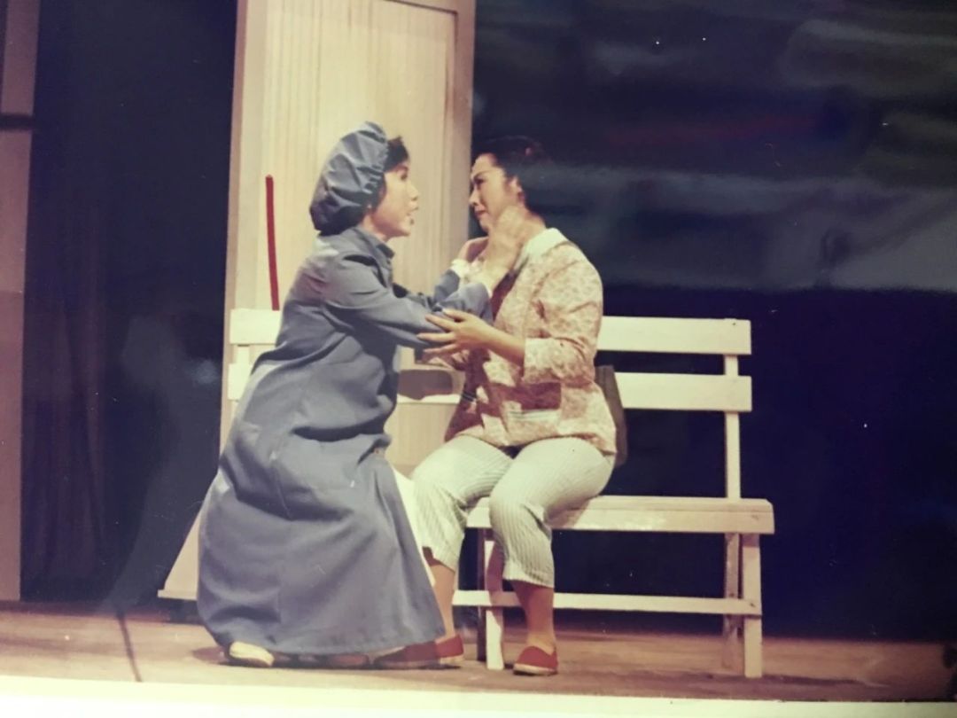 《白燕迎春》剧照。红线女饰沈洁,郭凤女饰沈兰。