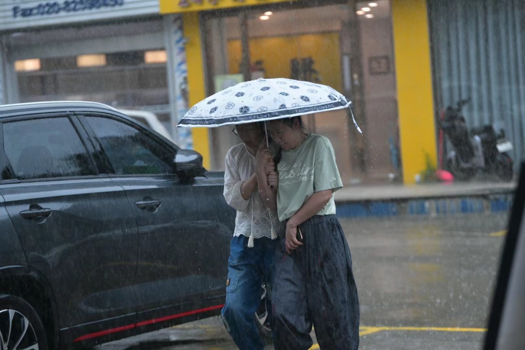8月21日中午,天河区中山大道中大雨。图广州日报新花城记者:杨耀烨
