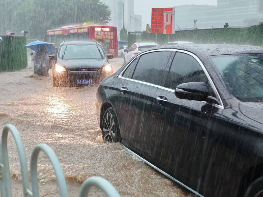芳园路段路面积水。(记者黎慧莹)
