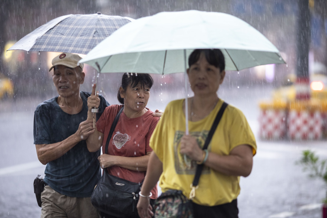 8月21日中午,海珠区江南大道北下大雨。图广州日报新花城记者:苏俊杰