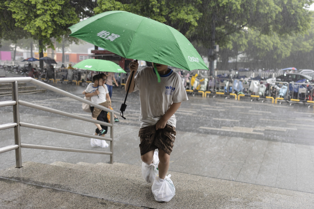 12时20分,黄埔区萝岗地铁站外暴雨如注。图广州日报新花城记者:陈忧子