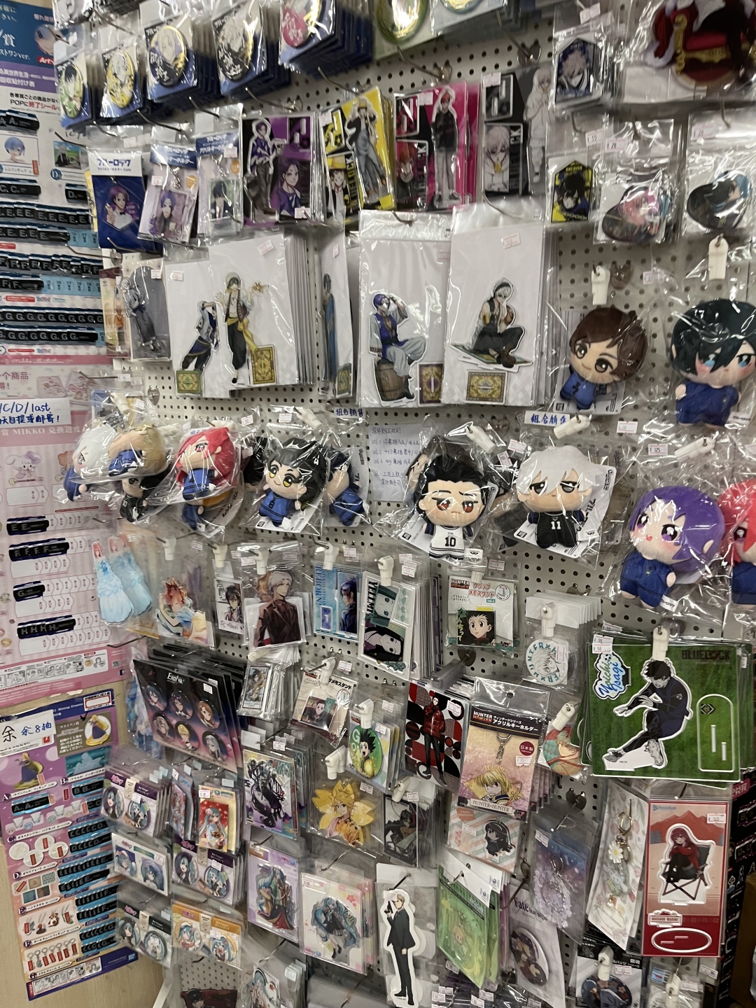 一些“谷子”陈列在货架上