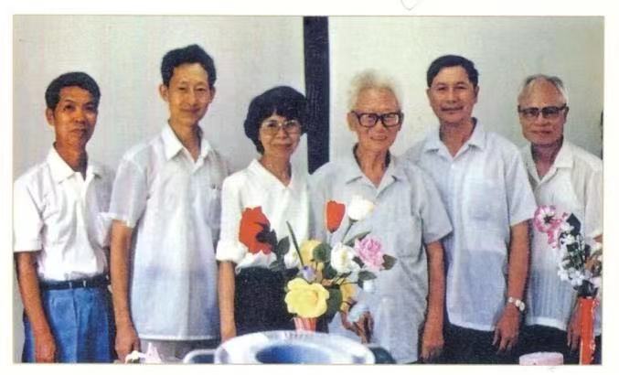 钟世镇(右二)与叶鹿鸣(右三)在答辩会上的合影