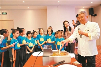 郑耀荣示范如何烹制生炸石岐乳鸽。林良宏 摄