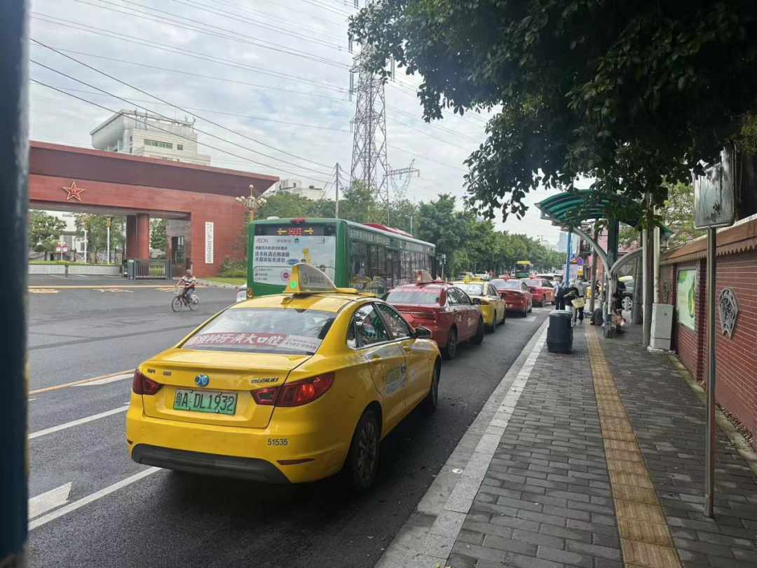 出租车挤占北山村公交站