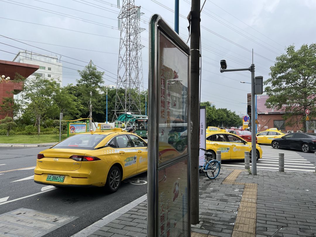 公交车往往不得不在马路中间临时停靠