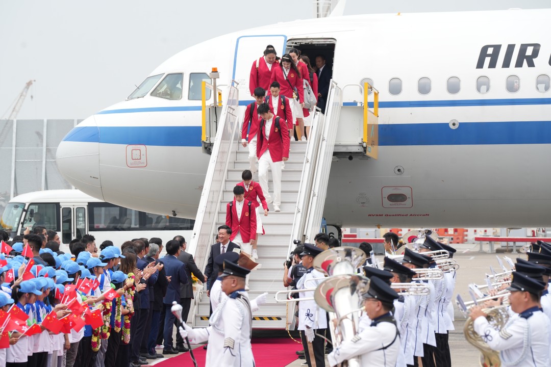 曹景荣-代表团抵达香港国际机场-FZ100212531788.JPG 曹景荣-代表团抵达香港国际机场-FZ100212531788.jpg