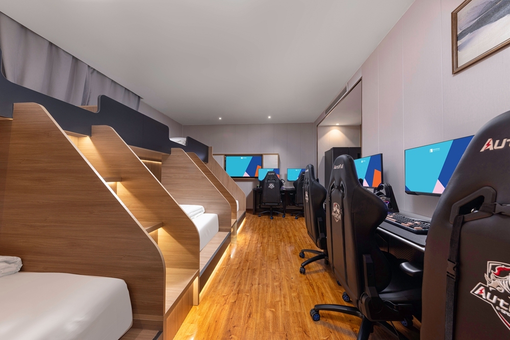 爱电竞酒店多人主题电竞房。受访者供图