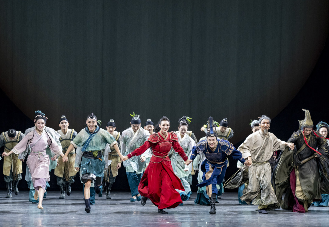 舞劇《花木蘭》全體演員謝幕