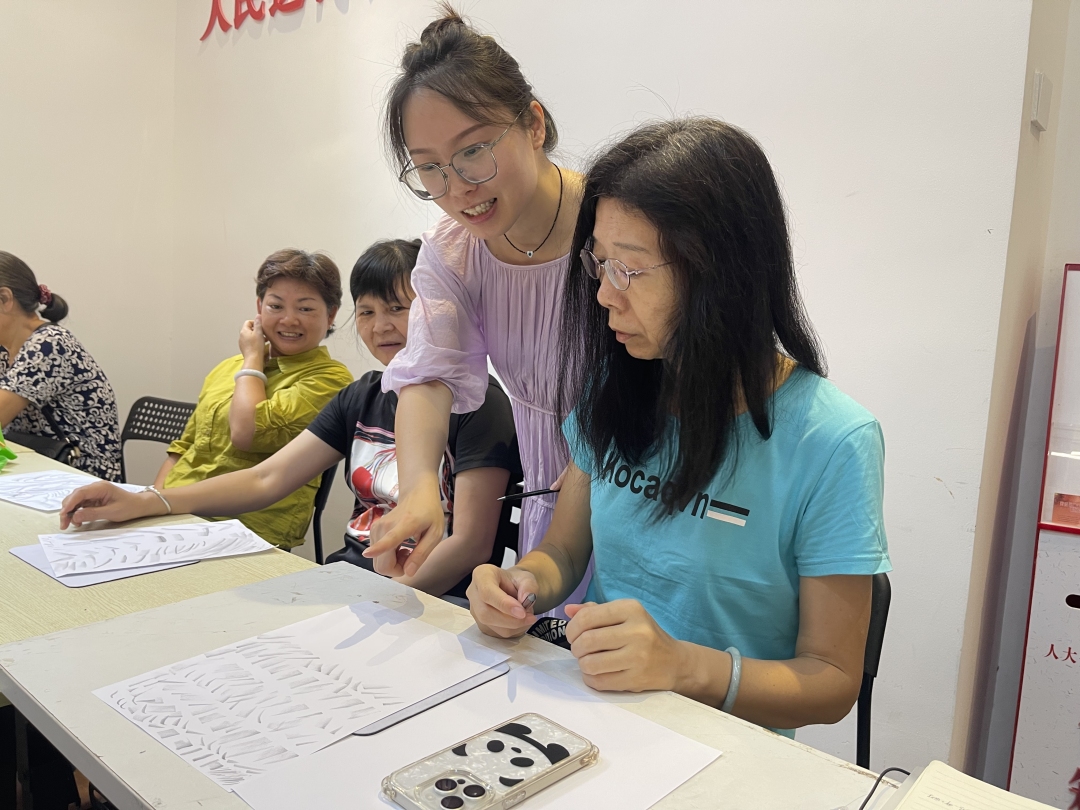 天河区林和街润和社区分教点铅笔画课，老师指导学员 黄冠柽摄.jpg