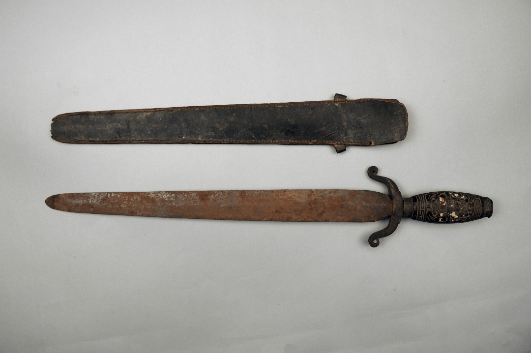 1925年广宁农民自卫军攻打地主武装时用过的剑(带鞘)