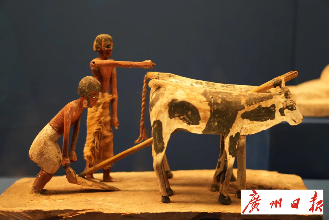 古埃及农民耕作雕像