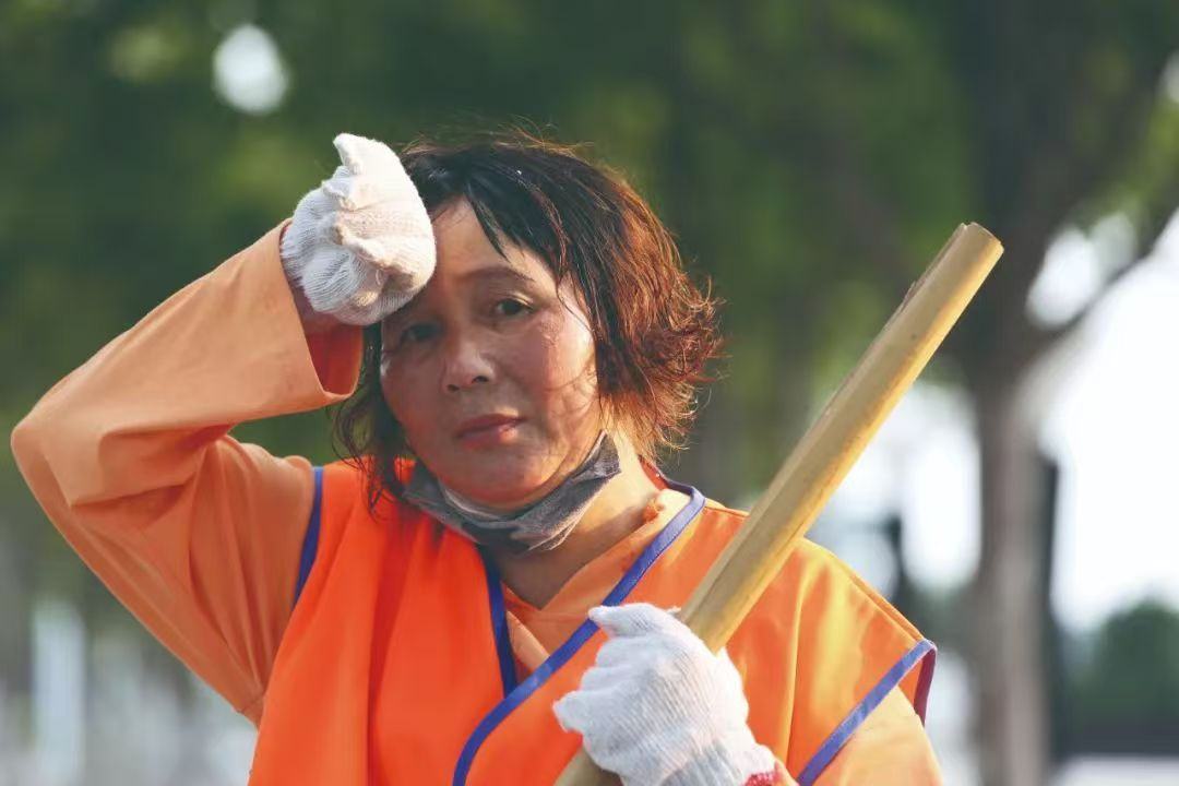 在东莞,环卫工人也可以成为"终身荣誉员工"