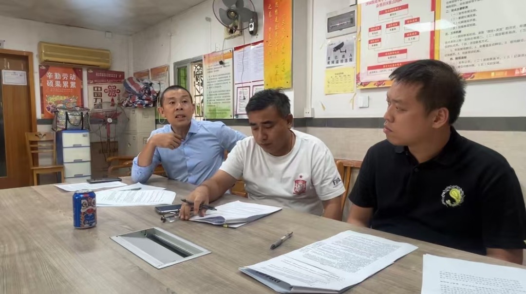 从左至右依次为许立、赵俊、黎斌