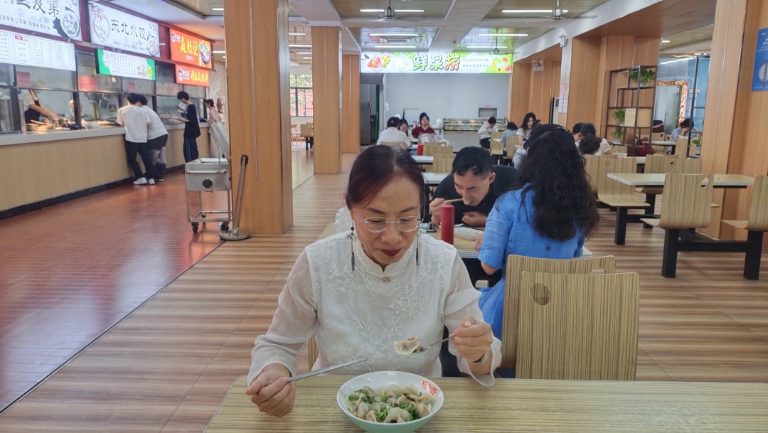 学员小慧姐正在饭堂用餐 惠子摄.jpg