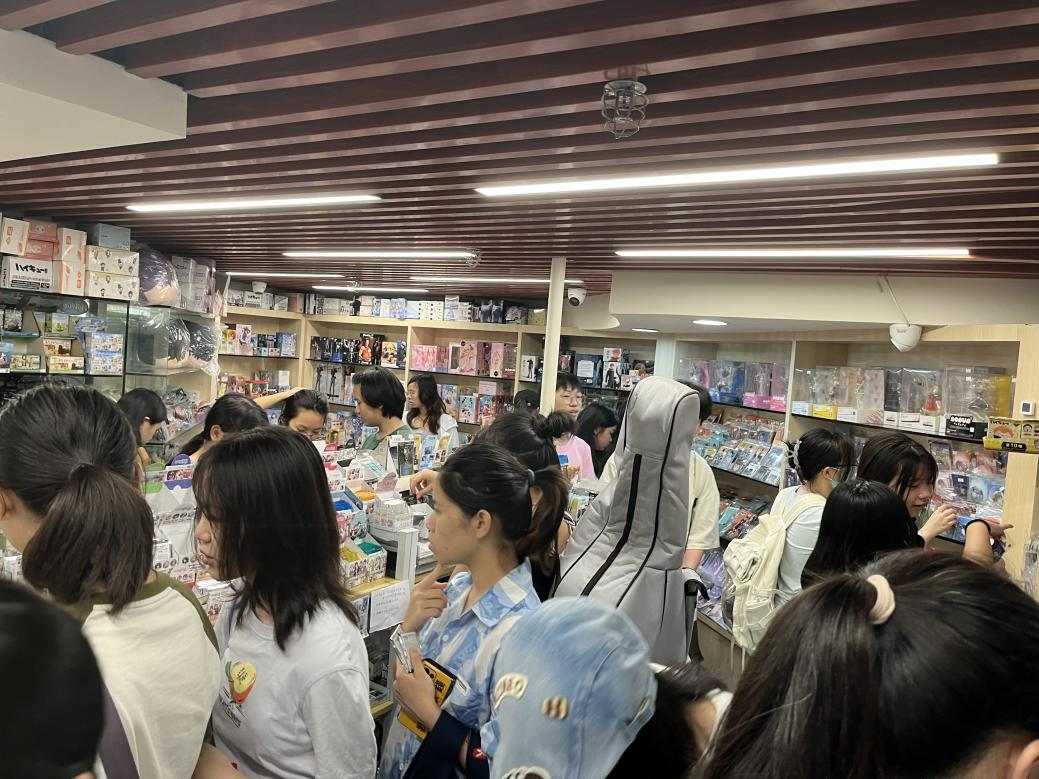 工作日下午的“谷子店”仍有很多人