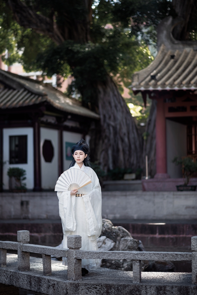 明制圆领袍 摄于药洲遗址 摄影:时光 模特:沛纭