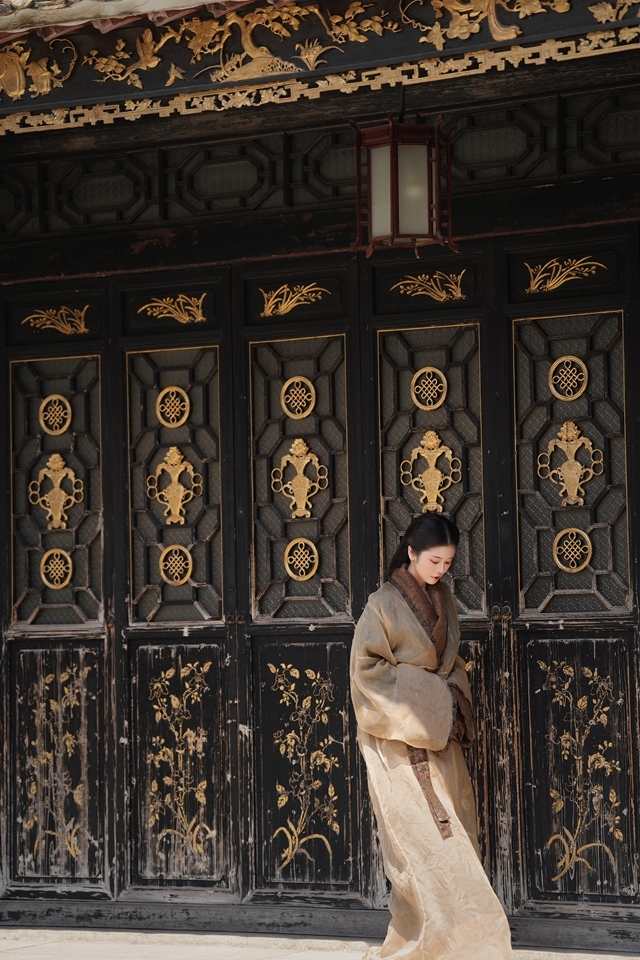 西汉·马王堆汉墓曲裾袍+素纱襌衣参考复原 摄于宝墨园 服装:襦一坊非遗汉服 摄影师:齐凌子 模特:周思思