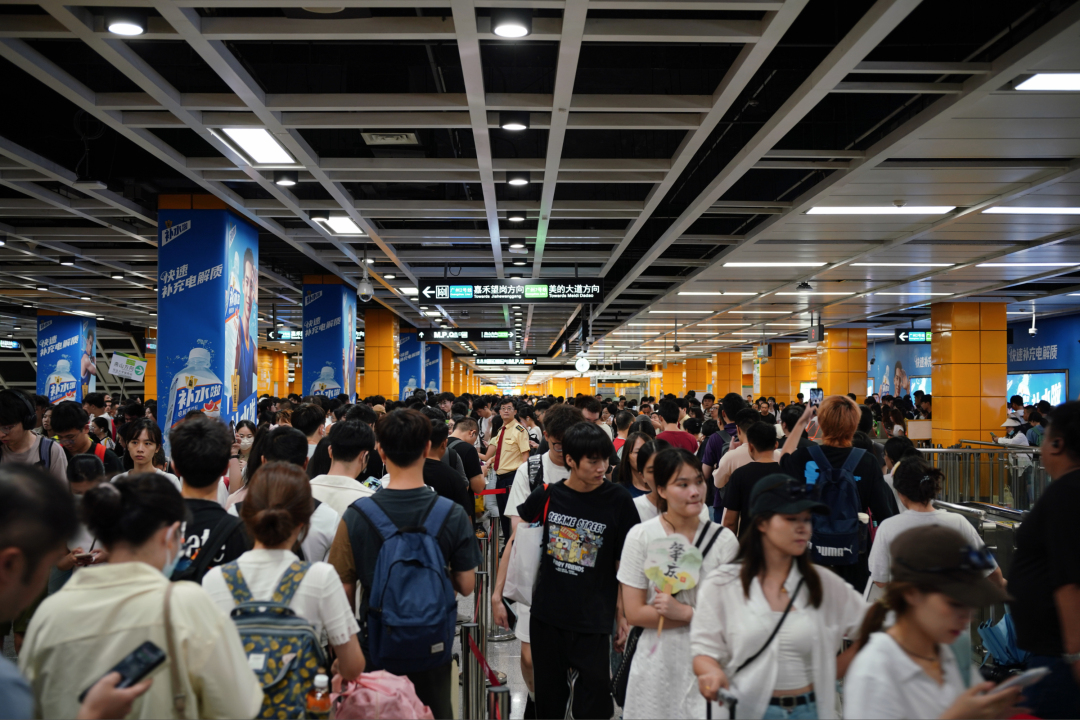 骆昌威-十一地铁大客流_袁彦昌摄-NEP1_20241027_C00412827697