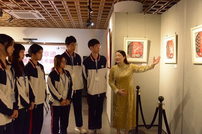 5、韩艳向学生讲解展览作品