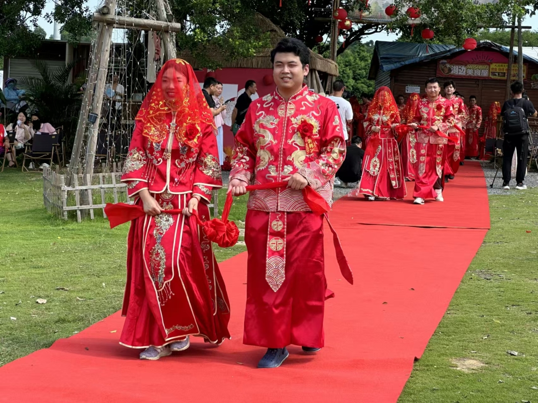 白云湖集体婚礼-新人进场