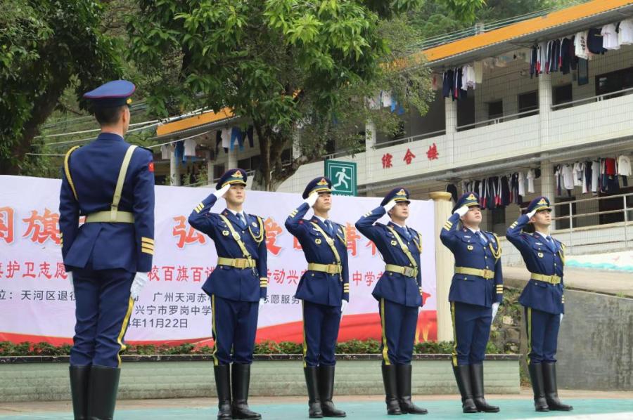 志愿服务队执行队长曾嵘说:"我们的队员都是从中国人民解放军司仪大队