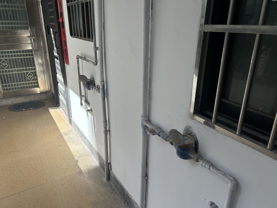 每户人家门口都有一个水费表