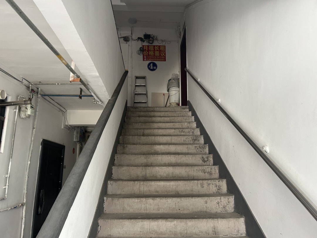 大院楼栋楼梯较陡,普通人走上去都要扶把手