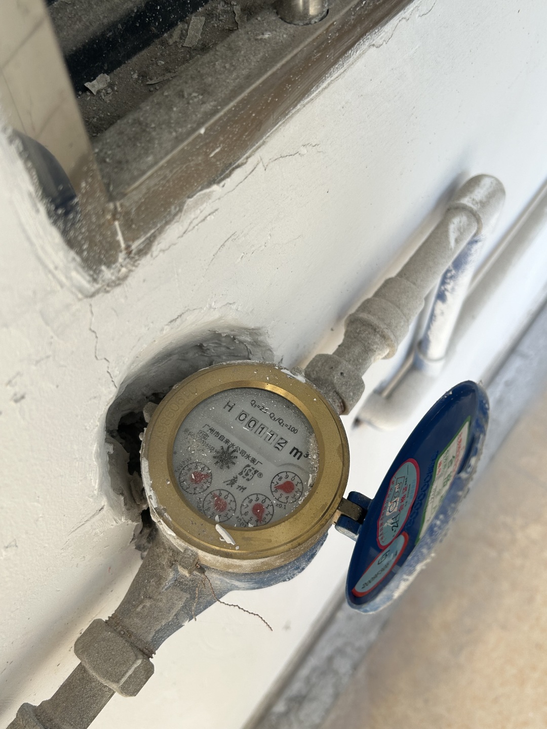 水表字小,需要仔细看才能看清楚