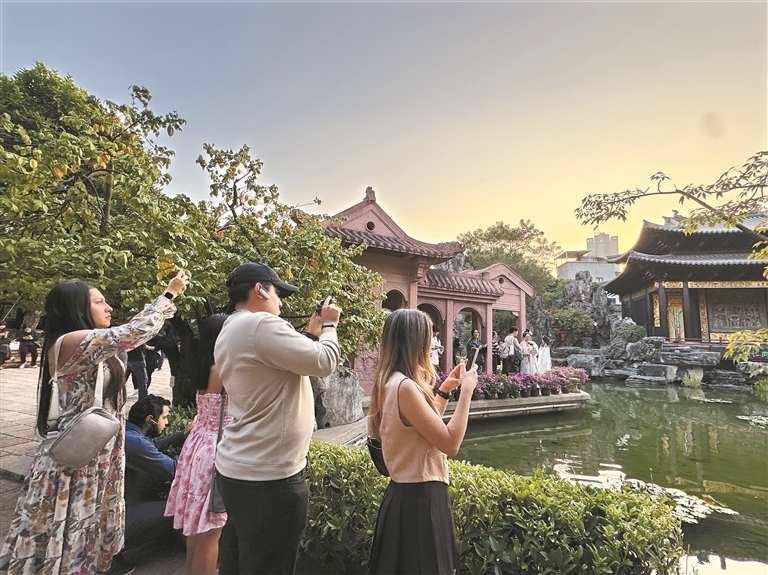 12月1日,拉美国家媒体团参访位于荔湾区的粤剧艺术博物馆。