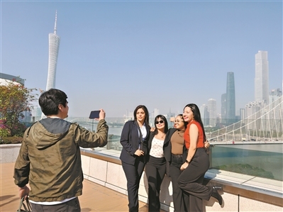 昨日,拉美国家媒体团在悦江荟观景平台合影留念。
