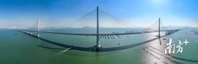 波光粼粼的海面上,拥有世界最大跨径三塔公路斜拉桥的黄茅海跨海通道身姿挺拔、格外优美。 波光粼粼的海面上,拥有世界最大跨径三塔公路斜拉桥的黄茅海跨海通道身姿挺拔、格外优美。