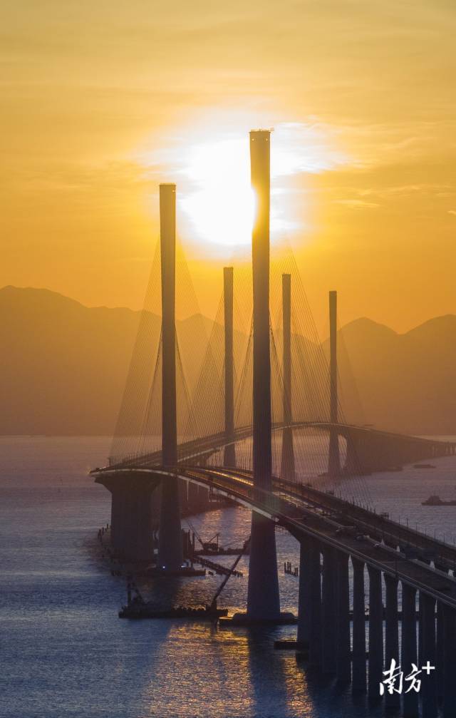 黄茅海跨海通道五座“小蛮腰”主塔在夕阳中破海而出。 黄茅海跨海通道五座“小蛮腰”主塔在夕阳中破海而出。