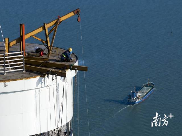 工人在黄茅海大桥桥顶进行最后收尾施工工作。 工人在黄茅海大桥桥顶进行最后收尾施工工作。