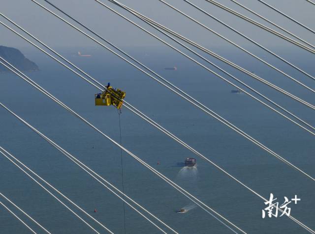 工人正悬于空中进行最后收尾施工工作。 工人正悬于空中进行最后收尾施工工作。