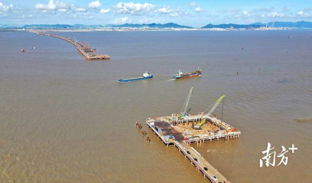 2021年5月27日,黄茅海大桥东塔第31根桩基顺利完成,标志主墩全面进入承台施工阶段。 2021年5月27日,黄茅海大桥东塔第31根桩基顺利完成,标志主墩全面进入承台施工阶段。