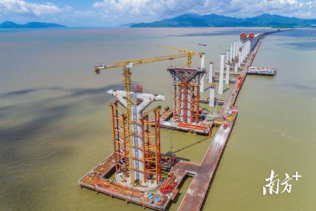2023年7月5日,黄茅海大桥西侧过渡墩、辅助墩顺利浇筑完成,标志着项目23个整幅式TY型桥墩全部完工。 2023年7月5日,黄茅海大桥西侧过渡墩、辅助墩顺利浇筑完成,标志着项目23个整幅式TY型桥墩全部完工。