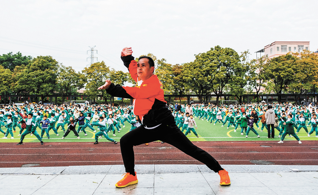庄小龙-龙精虎猛,这个学校举办千人洪拳、醒狮训练-FZ102813076607