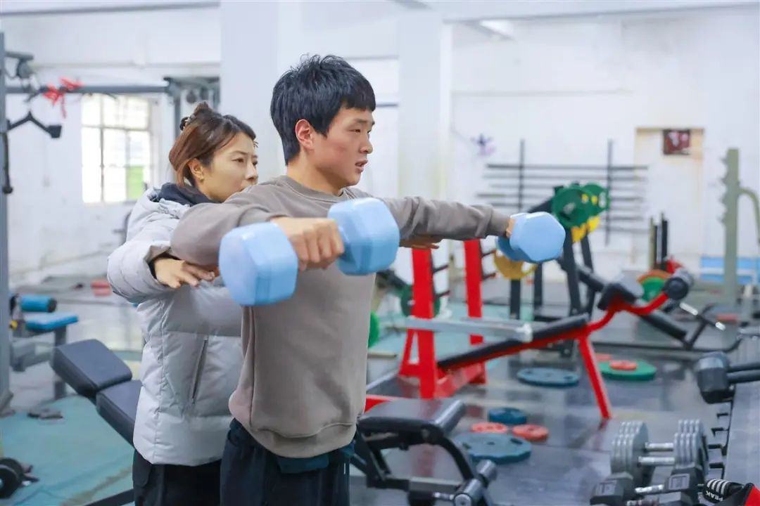 图为史璠指导学生训练。(通讯员 黄睿琦摄).jpg 图片