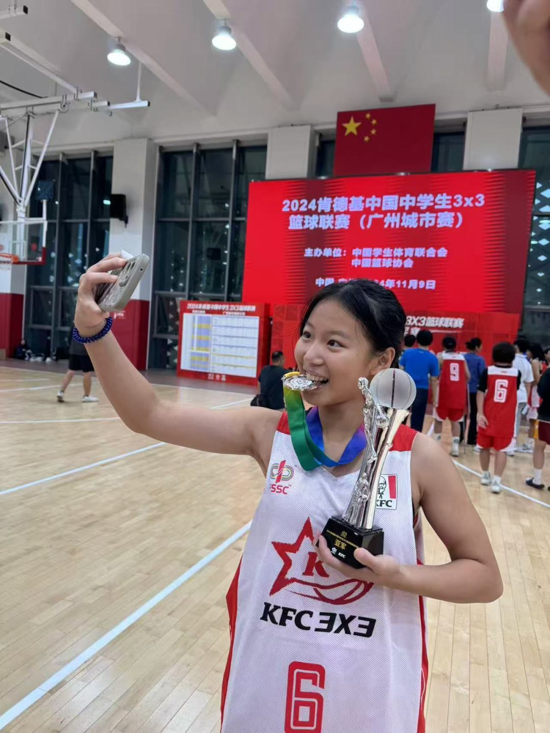 罗雨霏在三人城市赛后自拍