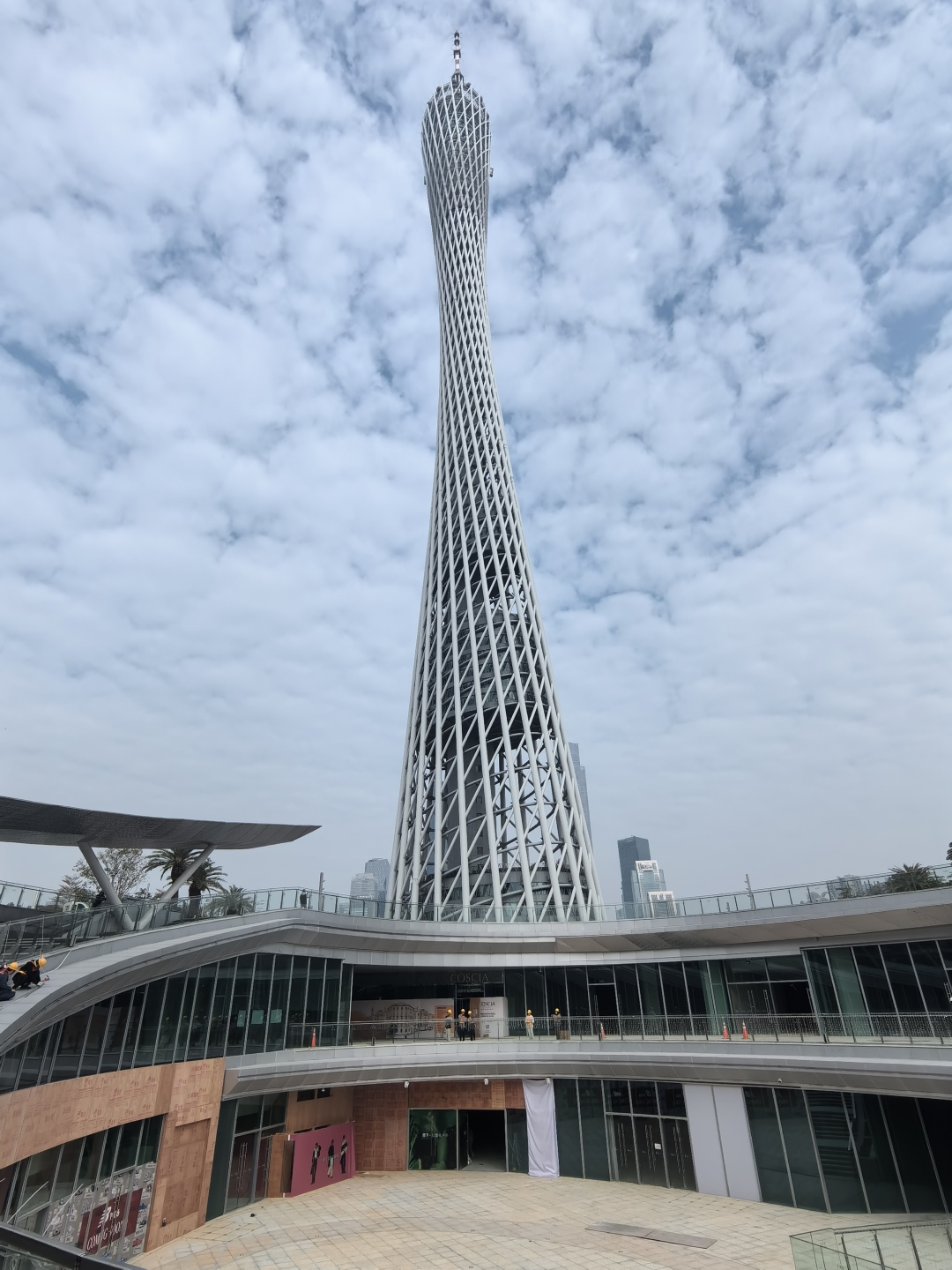 广州塔广场北中庭商铺正在筹备中(摄于2024年12月14日)