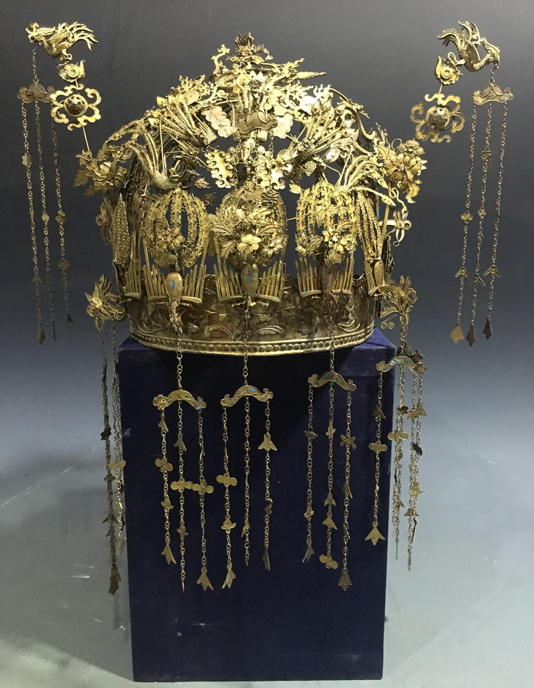 鎏金点翠嵌宝龙凤冠