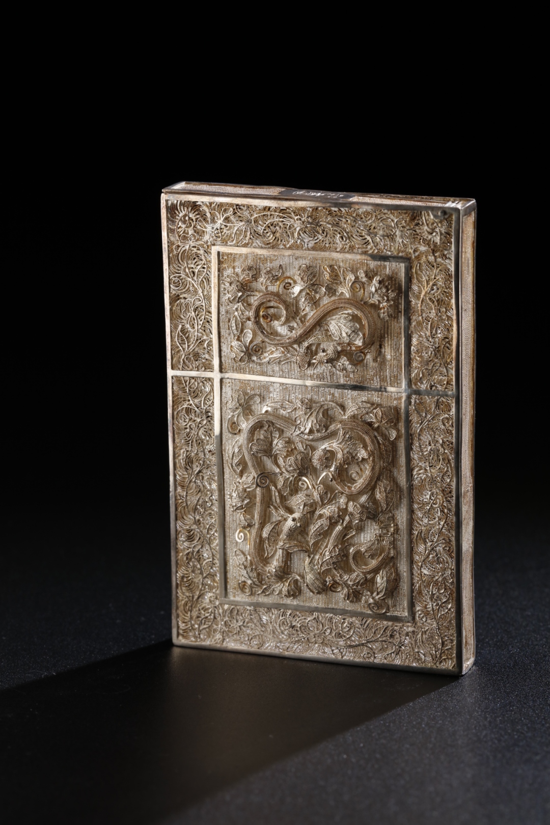 银累丝镀金花卉蛇纹“同文街款”“EM”徽章名片盒