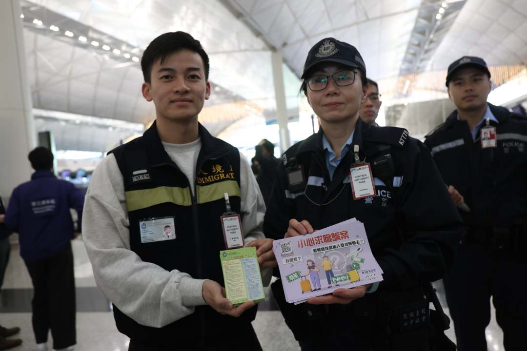 保安局專責小組於機場內派發宣傳單張 警示前往泰國旅客小心被騙
