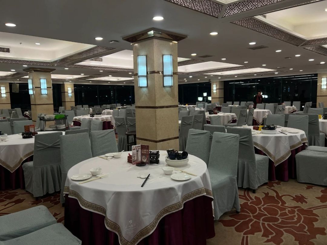 广州酒家二楼大厅位置,截至1月13日21时,只剩下两张桌子可以预定看烟花。